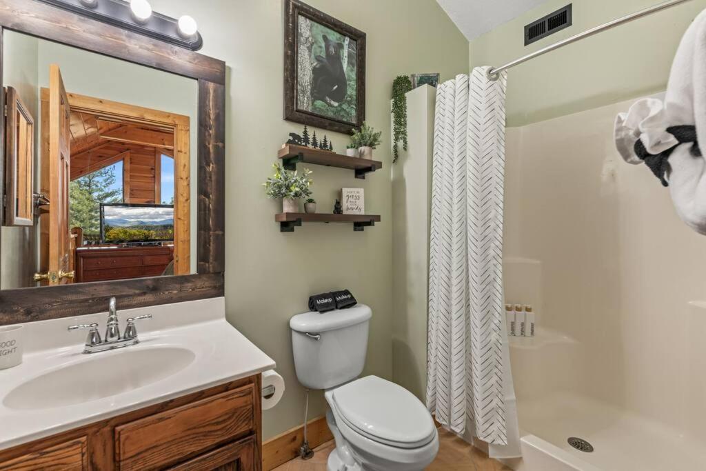 Cozy In The Smokies!!! Fully Furnished And Complete With Community Indoor And Outdoor Pools And Spas, Game And Fitness As Well As A Private Hot Tub Holiday home *