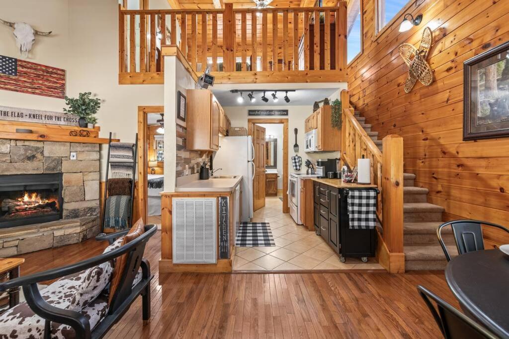 Cozy In The Smokies!!! Fully Furnished And Complete With Community Indoor And Outdoor Pools And Spas, Game And Fitness As Well As A Private Hot Tub *