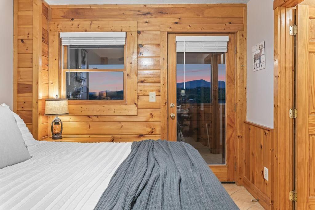 Cozy In The Smokies!!! Fully Furnished And Complete With Community Indoor And Outdoor Pools And Spas, Game And Fitness As Well As A Private Hot Tub Holiday home