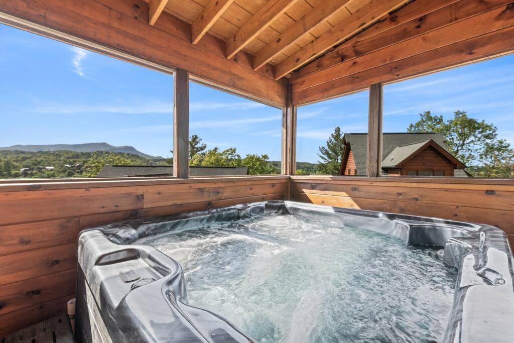 Cozy In The Smokies!!! Fully Furnished And Complete With Community Indoor And Outdoor Pools And Spas, Game And Fitness As Well As A Private Hot Tub *