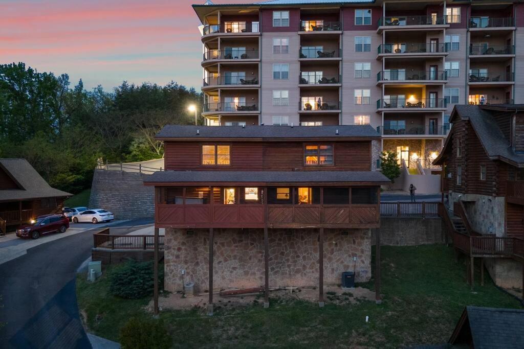Cozy In The Smokies!!! Fully Furnished And Complete With Community Indoor And Outdoor Pools And Spas, Game And Fitness As Well As A Private Hot Tub Pigeon Forge