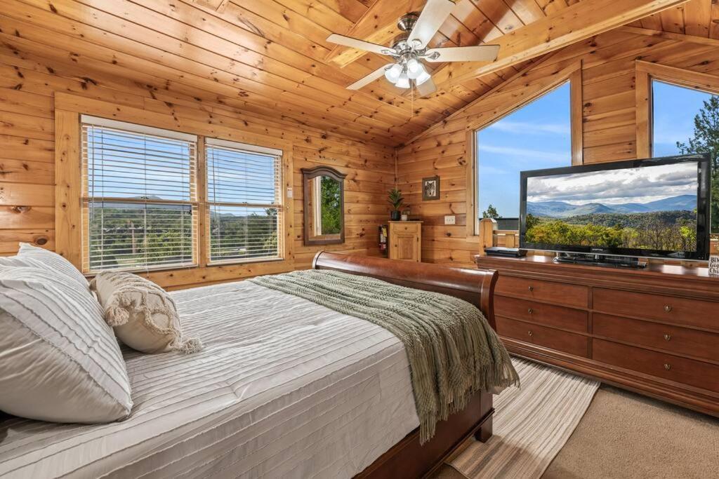 Cozy In The Smokies!!! Fully Furnished And Complete With Community Indoor And Outdoor Pools And Spas, Game And Fitness As Well As A Private Hot Tub Holiday home
