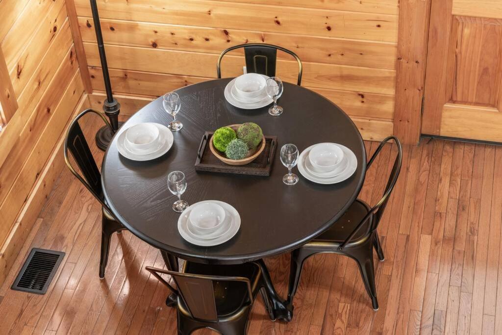 Holiday home Cozy In The Smokies!!! Fully Furnished And Complete With Community Indoor And Outdoor Pools And Spas, Game And Fitness As Well As A Private Hot Tub