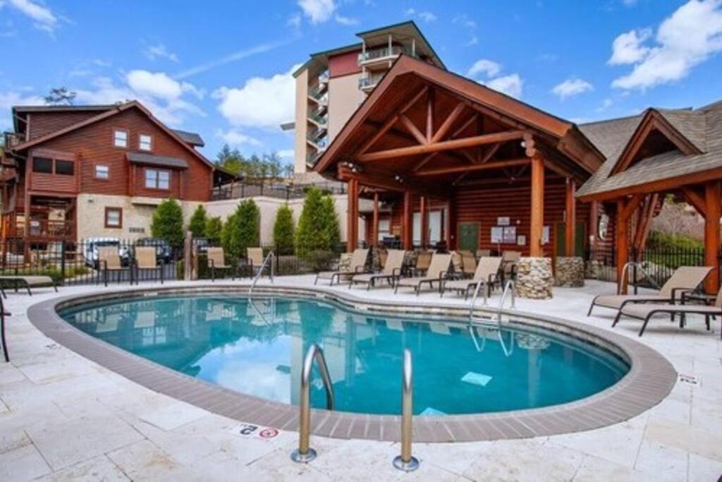 Cozy In The Smokies!!! Fully Furnished And Complete With Community Indoor And Outdoor Pools And Spas, Game And Fitness As Well As A Private Hot Tub Holiday home Pigeon Forge