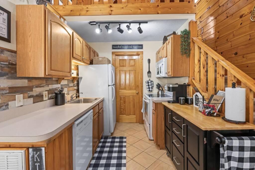 Holiday home Cozy In The Smokies!!! Fully Furnished And Complete With Community Indoor And Outdoor Pools And Spas, Game And Fitness As Well As A Private Hot Tub Pigeon Forge