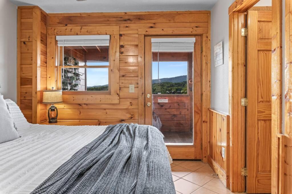 Holiday home Cozy In The Smokies!!! Fully Furnished And Complete With Community Indoor And Outdoor Pools And Spas, Game And Fitness As Well As A Private Hot Tub