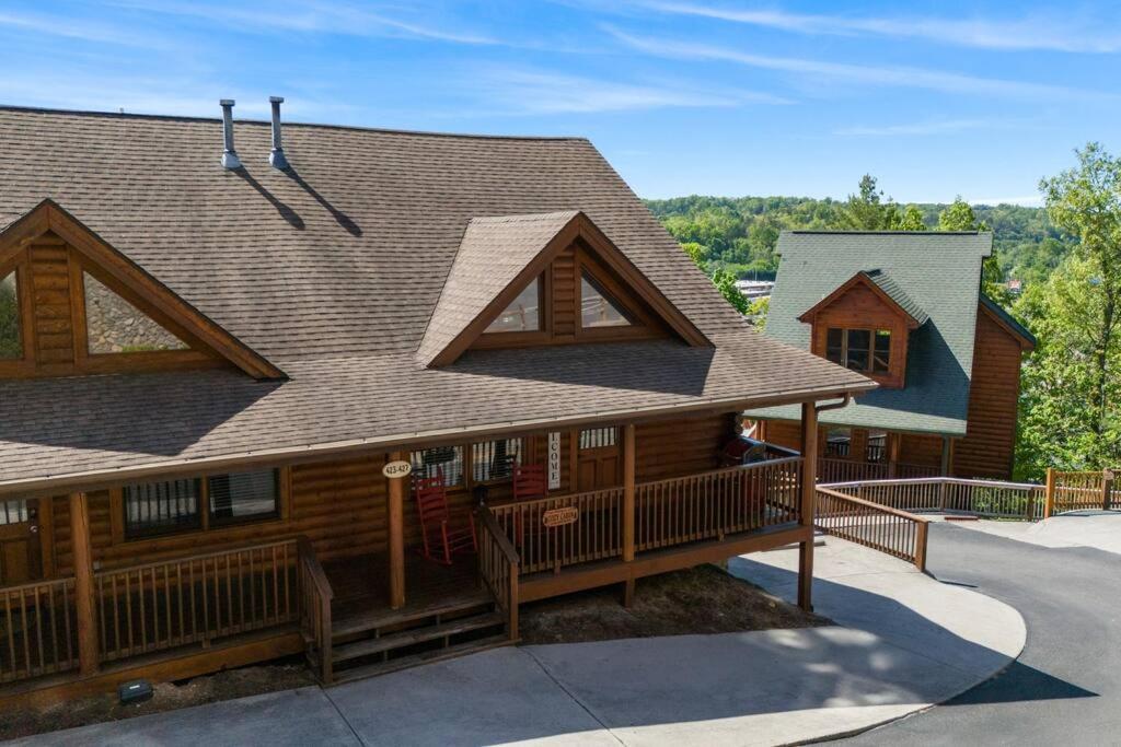 Holiday home Cozy In The Smokies!!! Fully Furnished And Complete With Community Indoor And Outdoor Pools And Spas, Game And Fitness As Well As A Private Hot Tub *