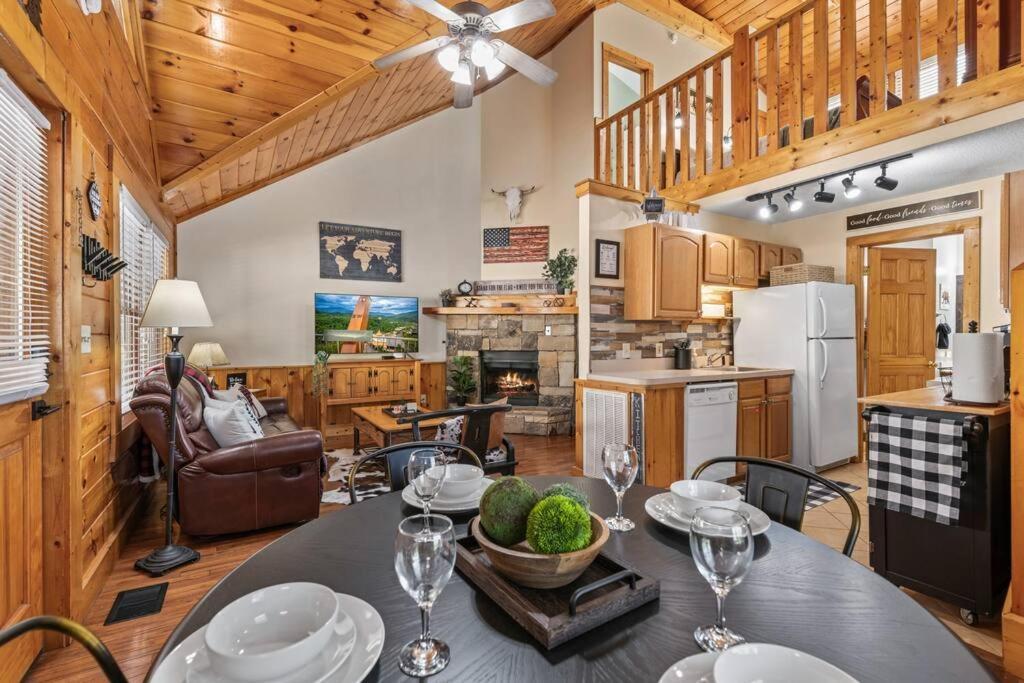 Cozy In The Smokies!!! Fully Furnished And Complete With Community Indoor And Outdoor Pools And Spas, Game And Fitness As Well As A Private Hot Tub Holiday home Pigeon Forge