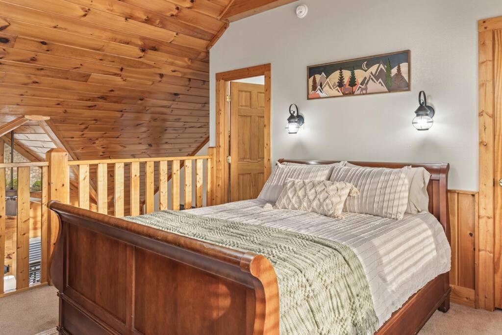 Holiday home Cozy In The Smokies!!! Fully Furnished And Complete With Community Indoor And Outdoor Pools And Spas, Game And Fitness As Well As A Private Hot Tub