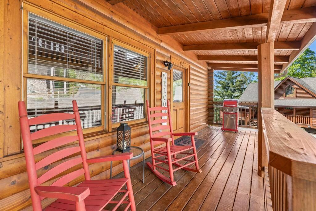 Cozy In The Smokies!!! Fully Furnished And Complete With Community Indoor And Outdoor Pools And Spas, Game And Fitness As Well As A Private Hot Tub * Pigeon Forge