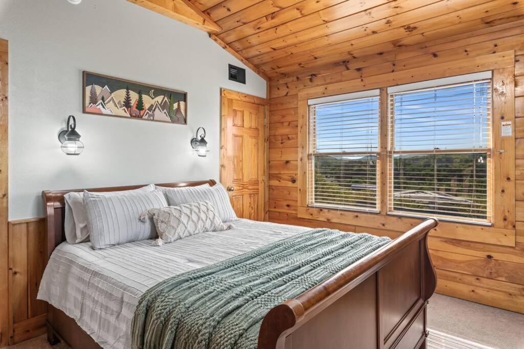 Cozy In The Smokies!!! Fully Furnished And Complete With Community Indoor And Outdoor Pools And Spas, Game And Fitness As Well As A Private Hot Tub *