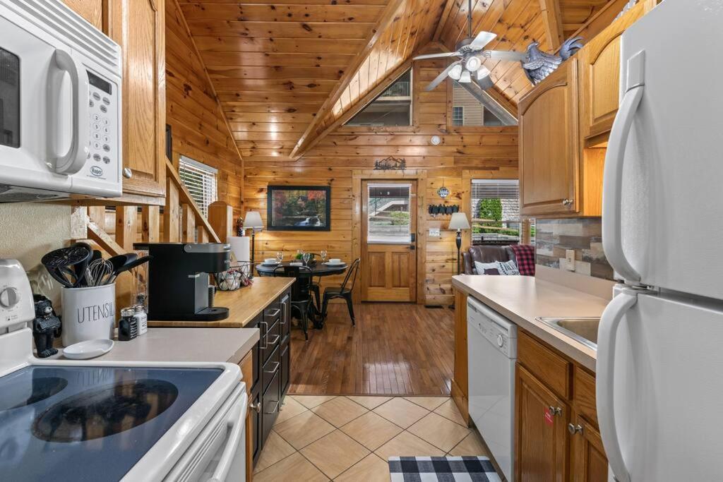 Cozy In The Smokies!!! Fully Furnished And Complete With Community Indoor And Outdoor Pools And Spas, Game And Fitness As Well As A Private Hot Tub