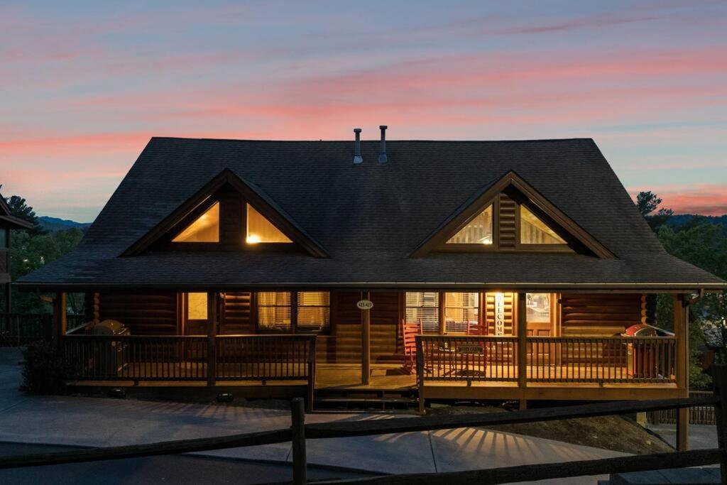 Cozy In The Smokies!!! Fully Furnished And Complete With Community Indoor And Outdoor Pools And Spas, Game And Fitness As Well As A Private Hot Tub Holiday home