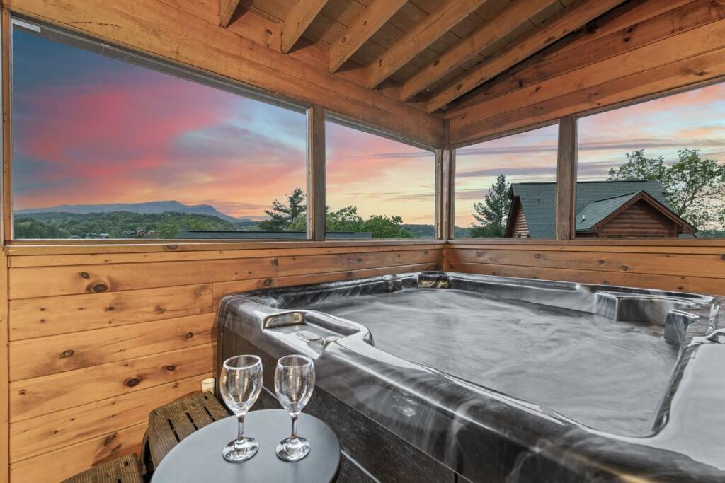 Holiday home Cozy In The Smokies!!! Fully Furnished And Complete With Community Indoor And Outdoor Pools And Spas, Game And Fitness As Well As A Private Hot Tub