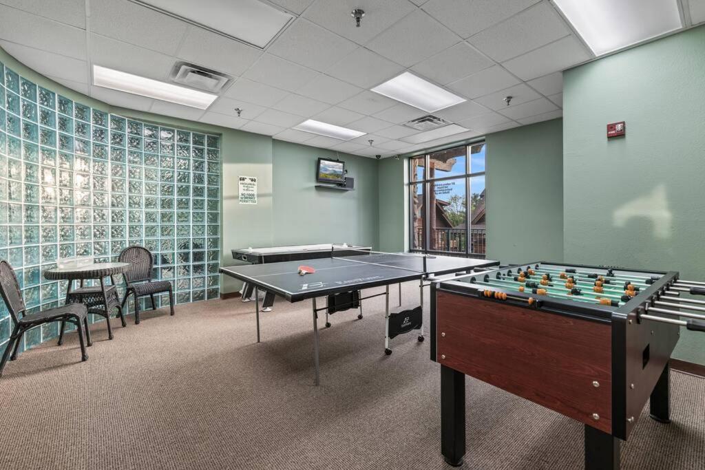 Cozy In The Smokies!!! Fully Furnished And Complete With Community Indoor And Outdoor Pools And Spas, Game And Fitness As Well As A Private Hot Tub Pigeon Forge