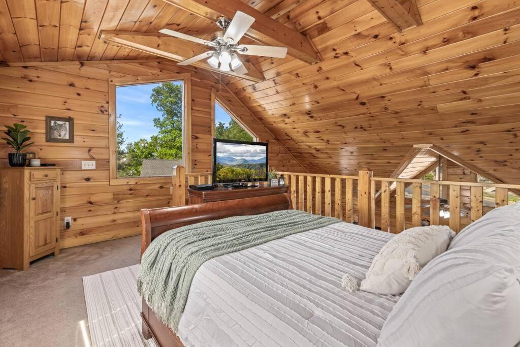 Holiday home Cozy In The Smokies!!! Fully Furnished And Complete With Community Indoor And Outdoor Pools And Spas, Game And Fitness As Well As A Private Hot Tub Pigeon Forge