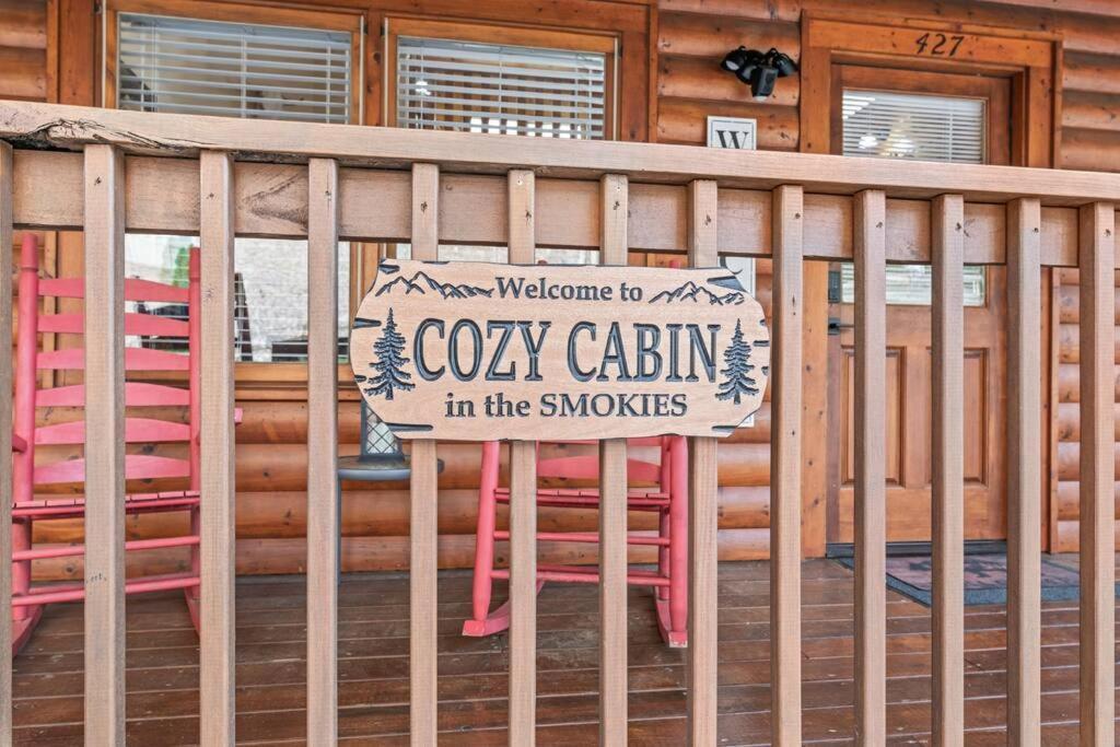 Holiday home Cozy In The Smokies!!! Fully Furnished And Complete With Community Indoor And Outdoor Pools And Spas, Game And Fitness As Well As A Private Hot Tub