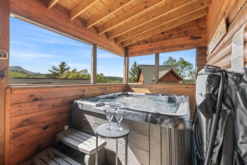 Cozy In The Smokies!!! Fully Furnished And Complete With Community Indoor And Outdoor Pools And Spas, Game And Fitness As Well As A Private Hot Tub
