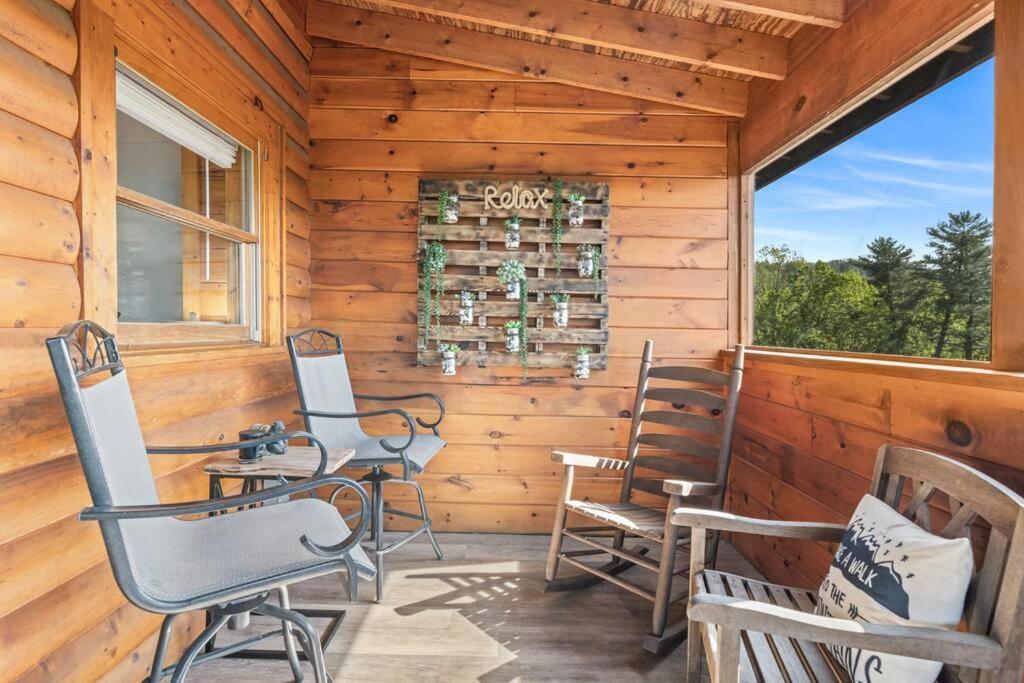 Cozy In The Smokies!!! Fully Furnished And Complete With Community Indoor And Outdoor Pools And Spas, Game And Fitness As Well As A Private Hot Tub Holiday home *