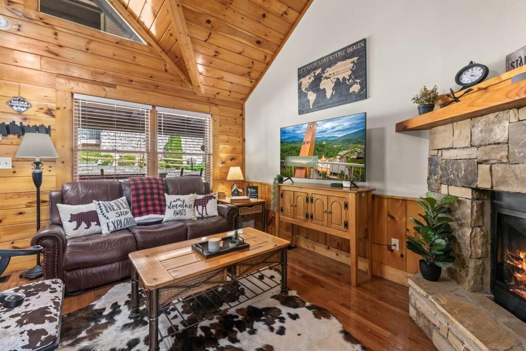 Cozy In The Smokies!!! Fully Furnished And Complete With Community Indoor And Outdoor Pools And Spas, Game And Fitness As Well As A Private Hot Tub Holiday home *