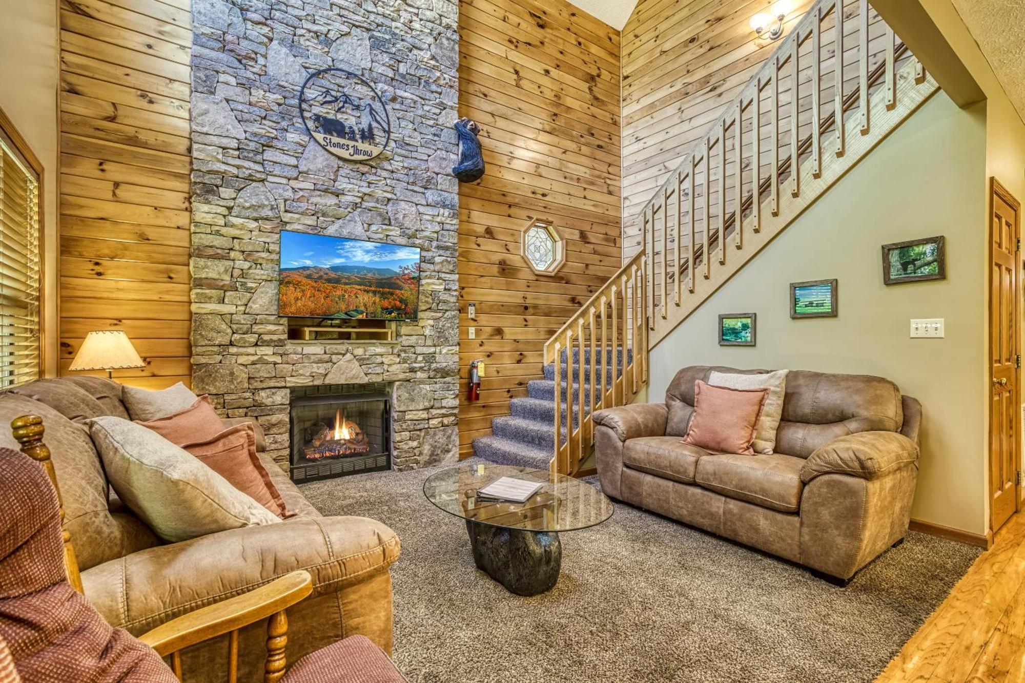 Stones Throw- Get 1089 In Free Attraction Tickets, Dollywood And More, Pool, Game Holiday home
