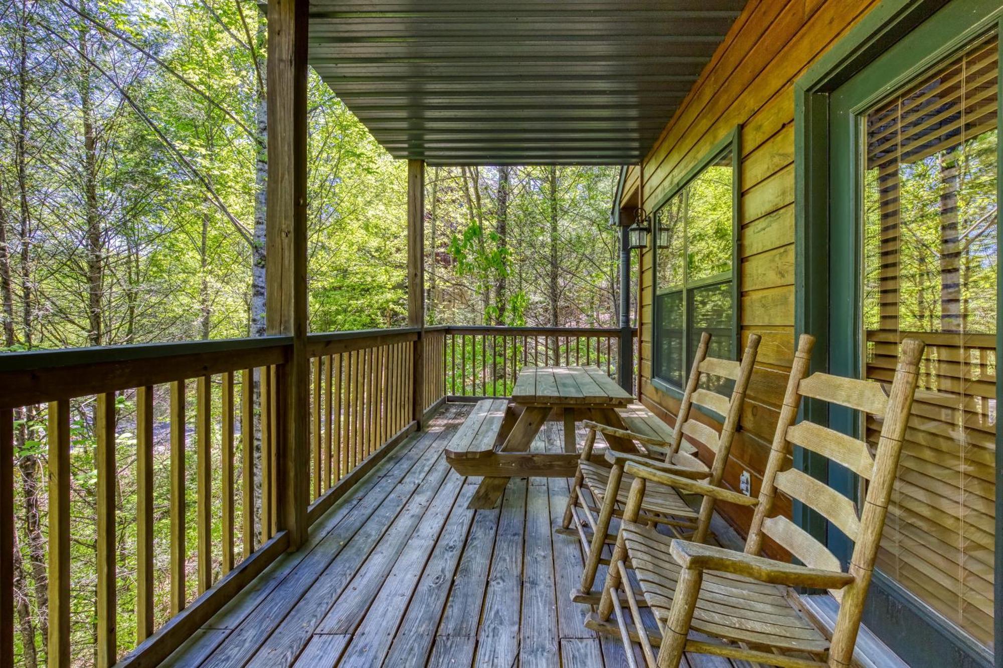 Stones Throw- Get 1089 In Free Attraction Tickets, Dollywood And More, Pool, Game * Pigeon Forge