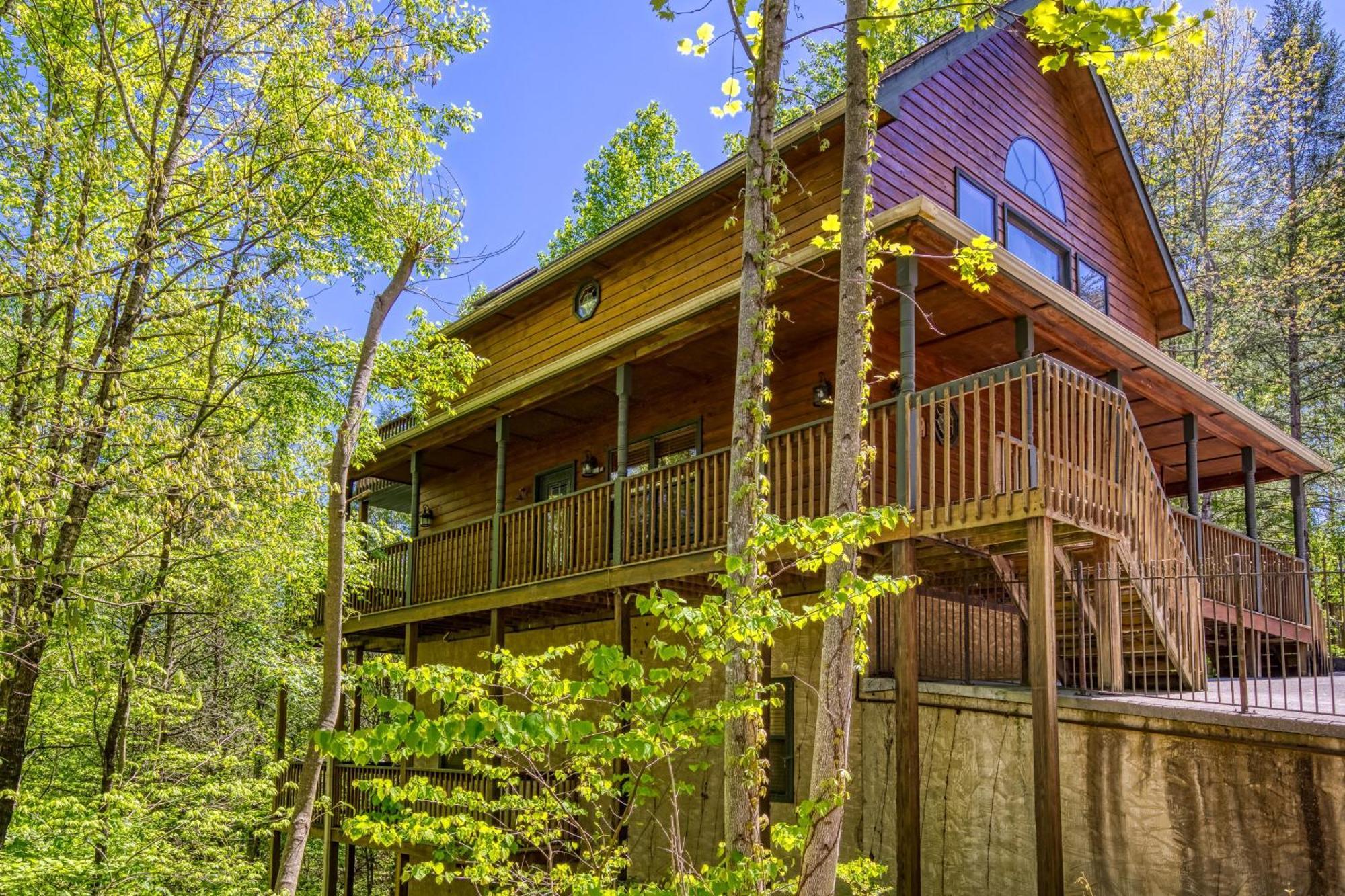 Stones Throw- Get 1089 In Free Attraction Tickets, Dollywood And More, Pool, Game Pigeon Forge