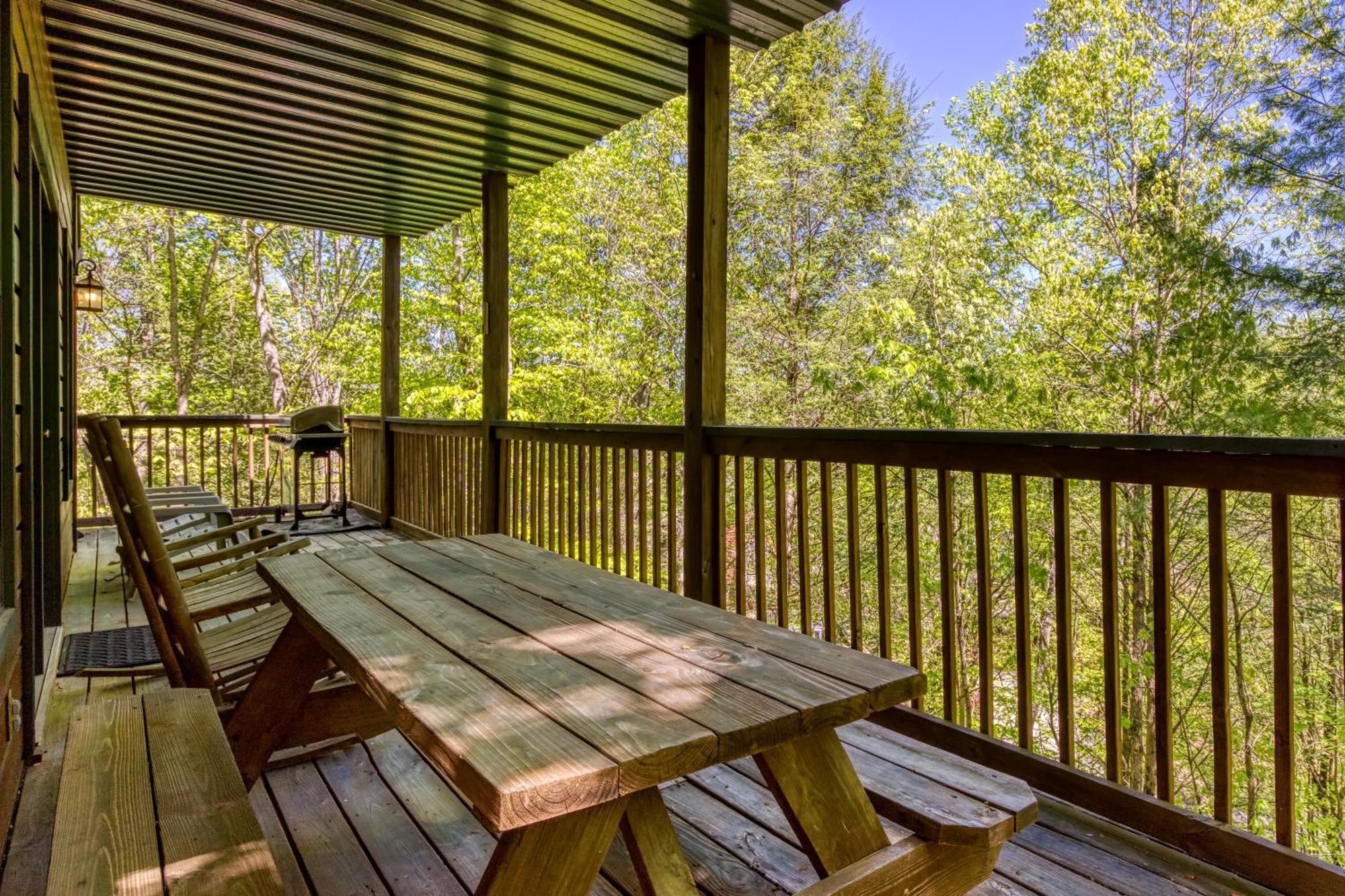 Stones Throw- Get 1089 In Free Attraction Tickets, Dollywood And More, Pool, Game * Pigeon Forge