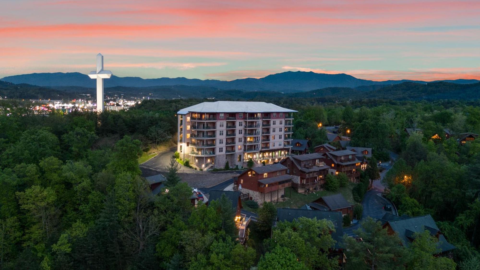 Holiday home Cozy In The Smokies!!! Fully Furnished And Complete With Community Indoor And Outdoor Pools And Spas, Game And Fitness As Well As A Private Hot Tub Pigeon Forge
