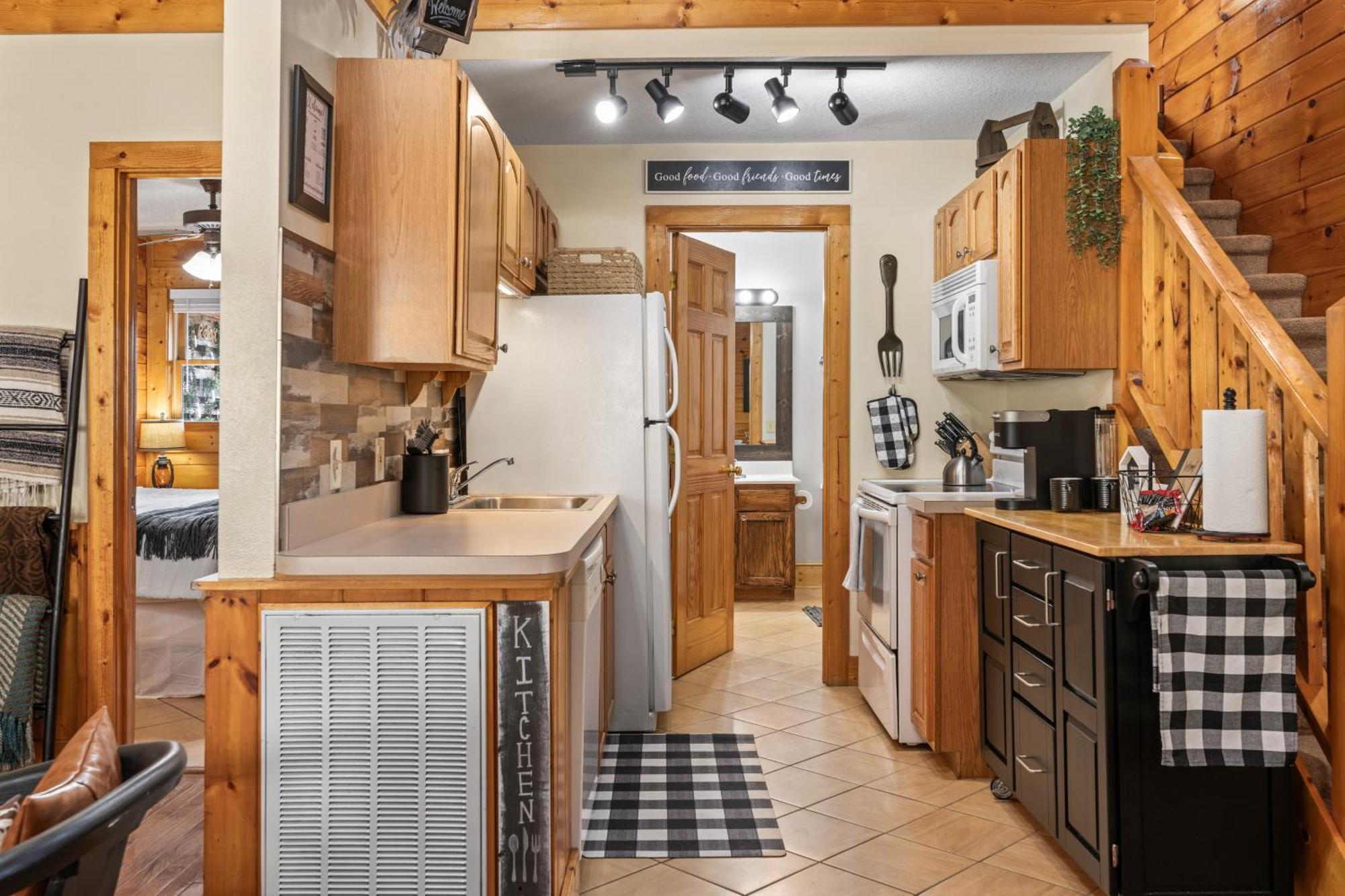 Cozy In The Smokies!!! Fully Furnished And Complete With Community Indoor And Outdoor Pools And Spas, Game And Fitness As Well As A Private Hot Tub Holiday home