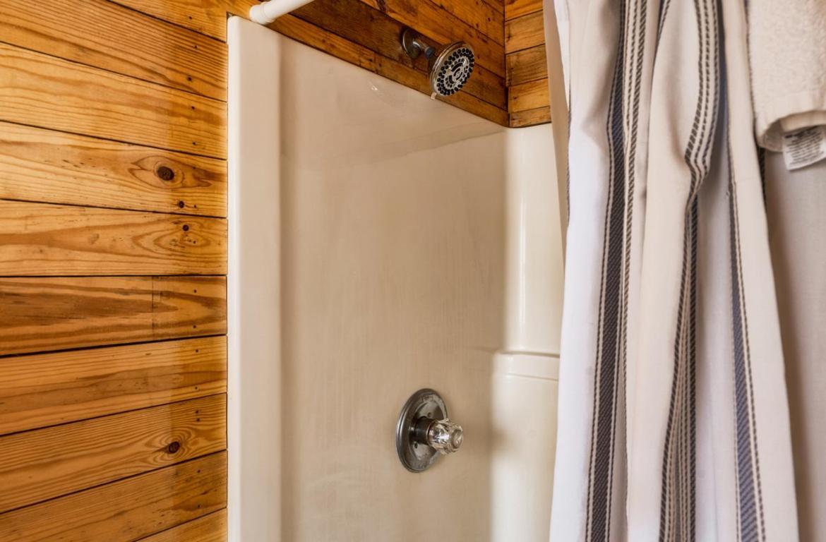 Waterfront Honeymoon Cabin~fishing~hot Tub~games * Pigeon Forge