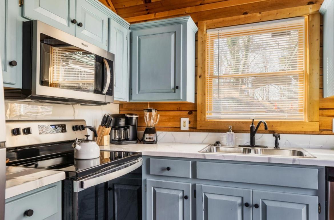 Waterfront Honeymoon Cabin~fishing~hot Tub~games