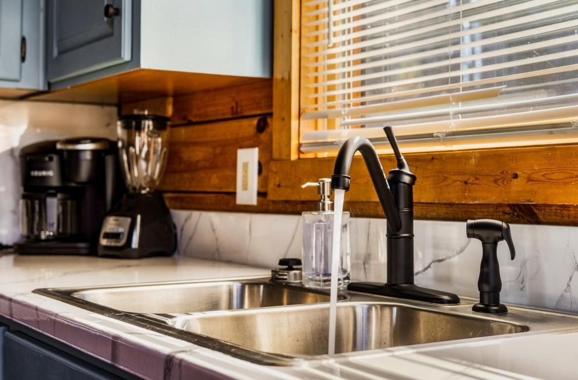Waterfront Honeymoon Cabin~fishing~hot Tub~games