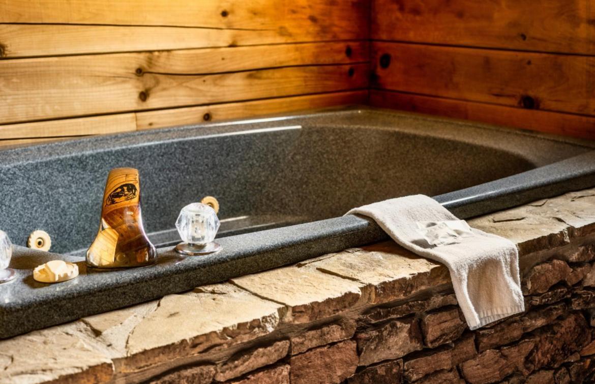 Waterfront Honeymoon Cabin~fishing~hot Tub~games Holiday home