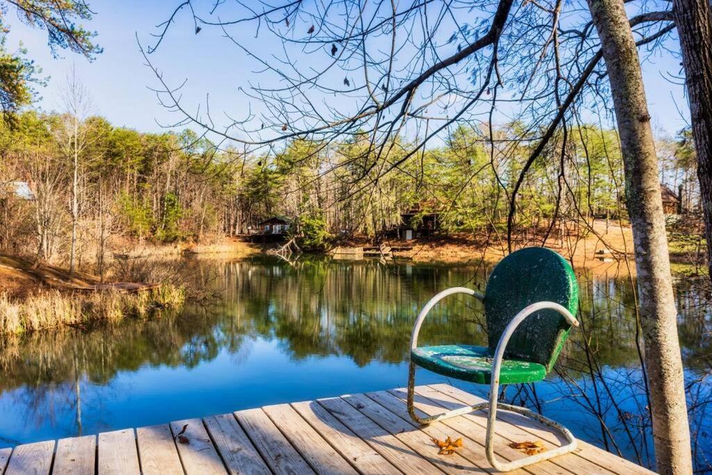Waterfront Honeymoon Cabin~fishing~hot Tub~games * Pigeon Forge