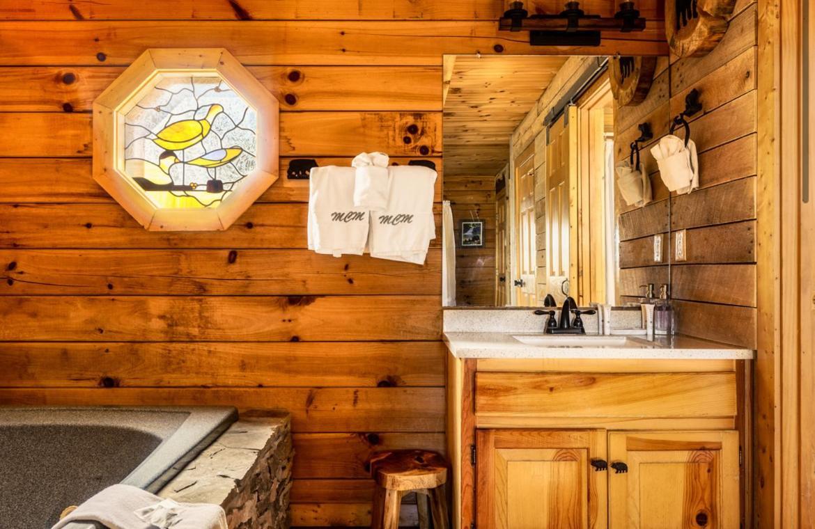 Holiday home Waterfront Honeymoon Cabin~fishing~hot Tub~games Pigeon Forge