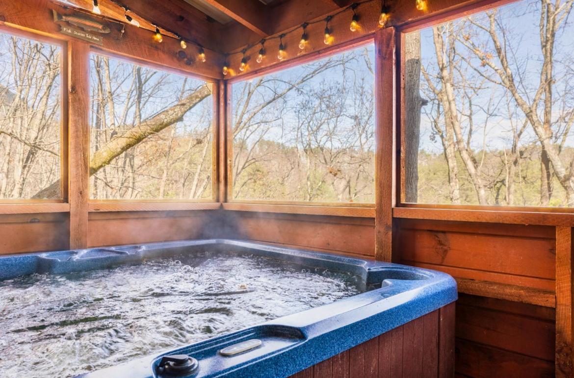 Waterfront Honeymoon Cabin~fishing~hot Tub~games * Pigeon Forge