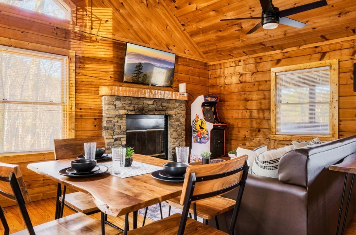 Waterfront Honeymoon Cabin~fishing~hot Tub~games Holiday home Pigeon Forge