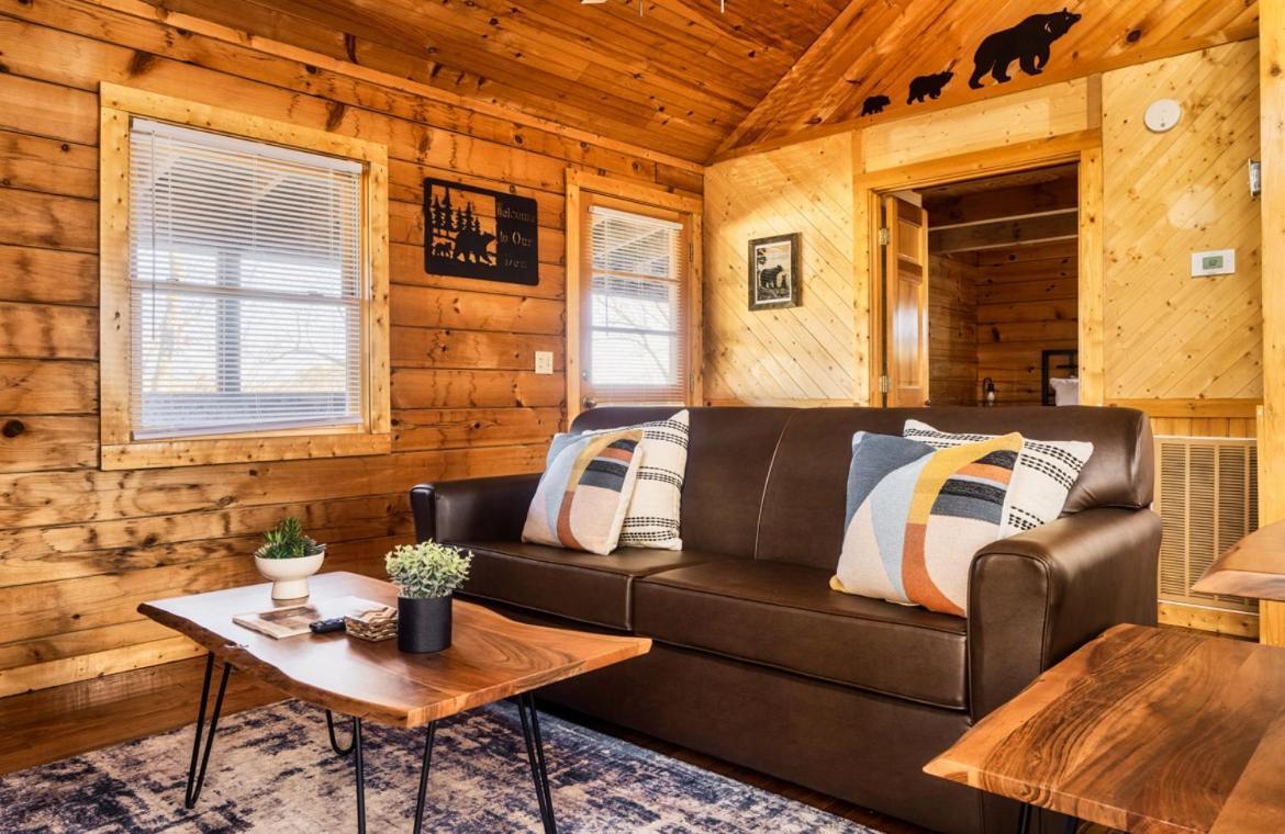 Waterfront Honeymoon Cabin~fishing~hot Tub~games Pigeon Forge