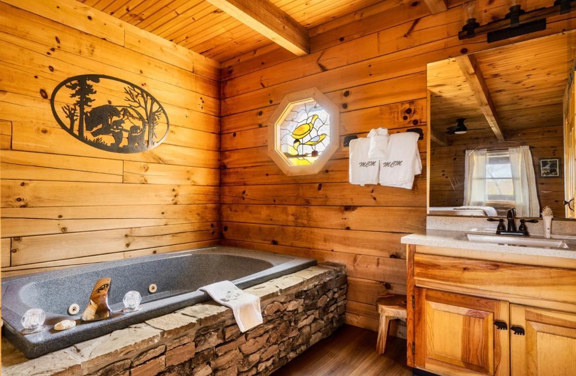Holiday home Waterfront Honeymoon Cabin~fishing~hot Tub~games *