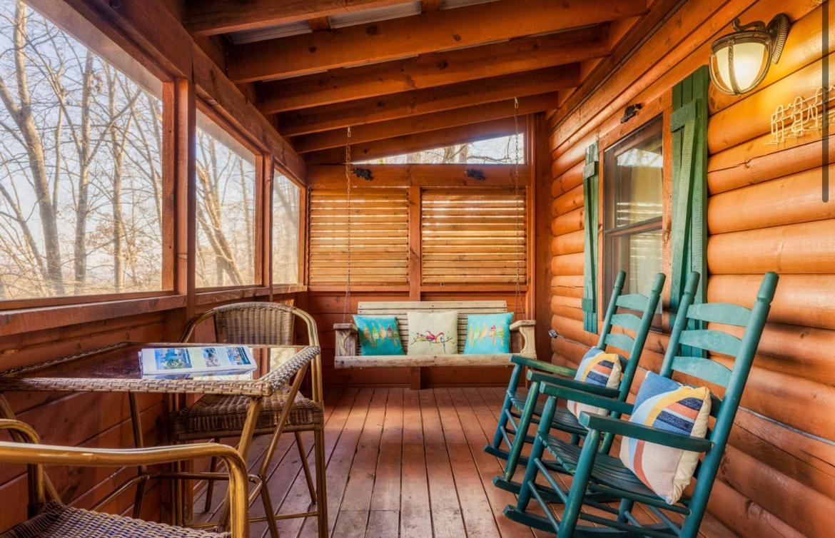 Waterfront Honeymoon Cabin~fishing~hot Tub~games Holiday home *