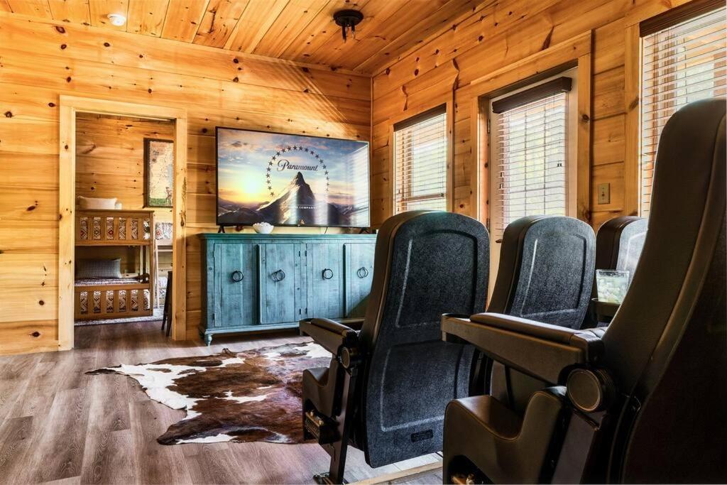 5 Ensuite Bedrooms, Hot Tub, Dog Friendly Pigeon Forge