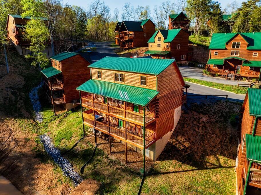 5 Ensuite Bedrooms, Hot Tub, Dog Friendly * Pigeon Forge