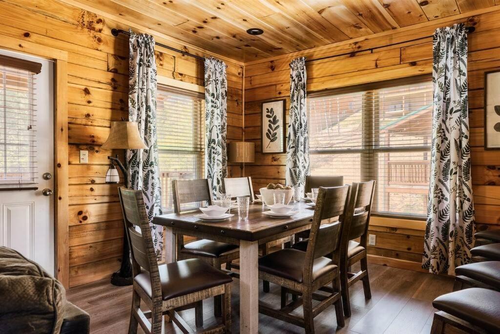 5 Ensuite Bedrooms, Hot Tub, Dog Friendly Holiday home