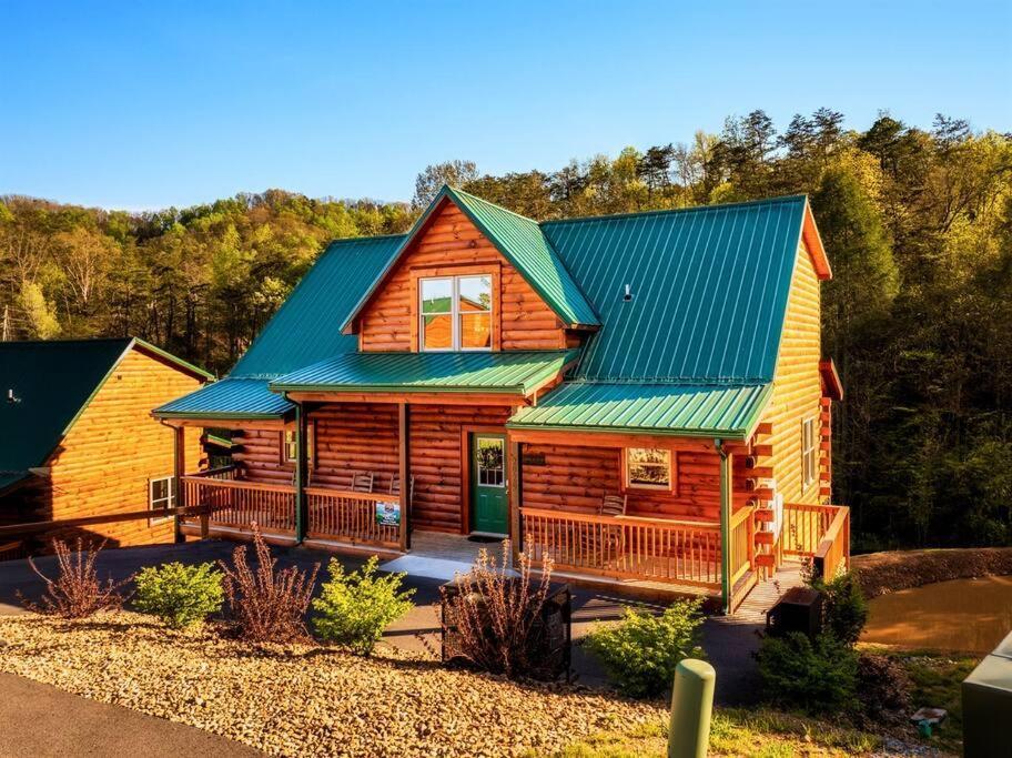 5 Ensuite Bedrooms, Hot Tub, Dog Friendly Pigeon Forge