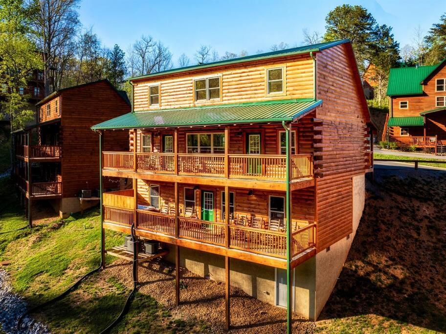 5 Ensuite Bedrooms, Hot Tub, Dog Friendly * Pigeon Forge