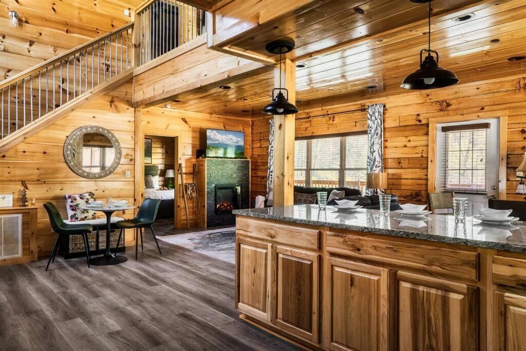 Holiday home 5 Ensuite Bedrooms, Hot Tub, Dog Friendly *