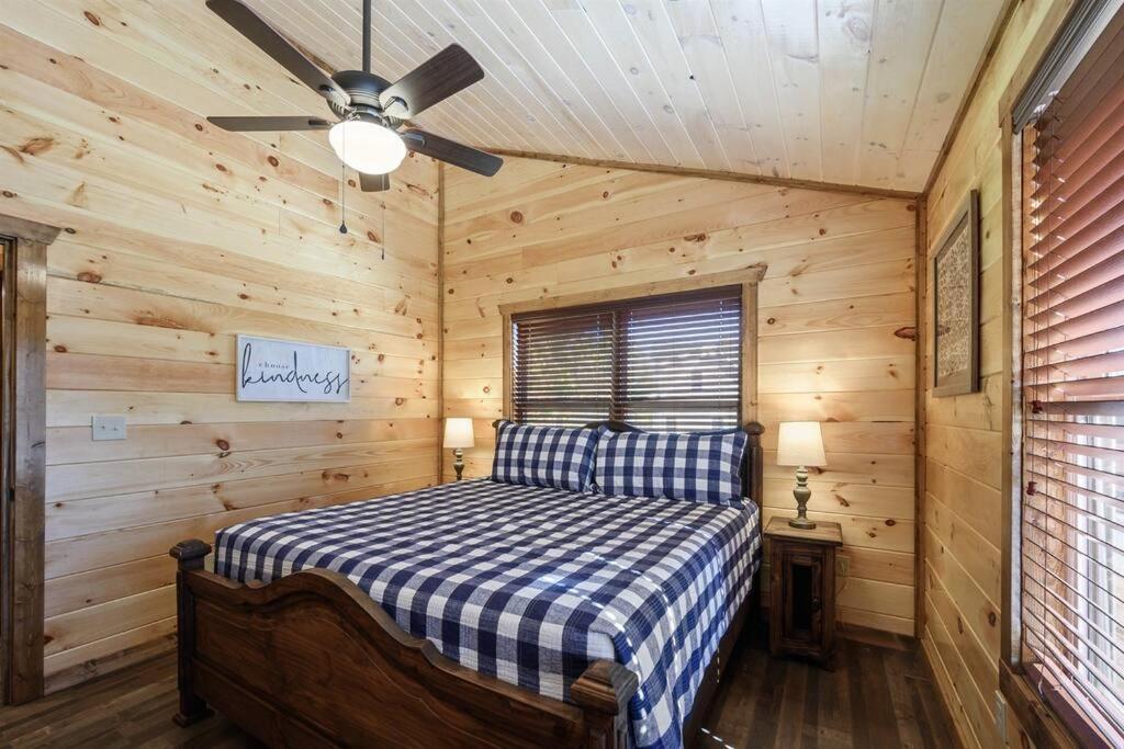 Villa Dog Friendly, 3-decks, Indoor Pool, Hot Tub With Arcade Pigeon Forge