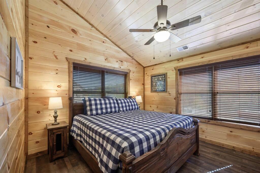 Dog Friendly, 3-decks, Indoor Pool, Hot Tub With Arcade Pigeon Forge
