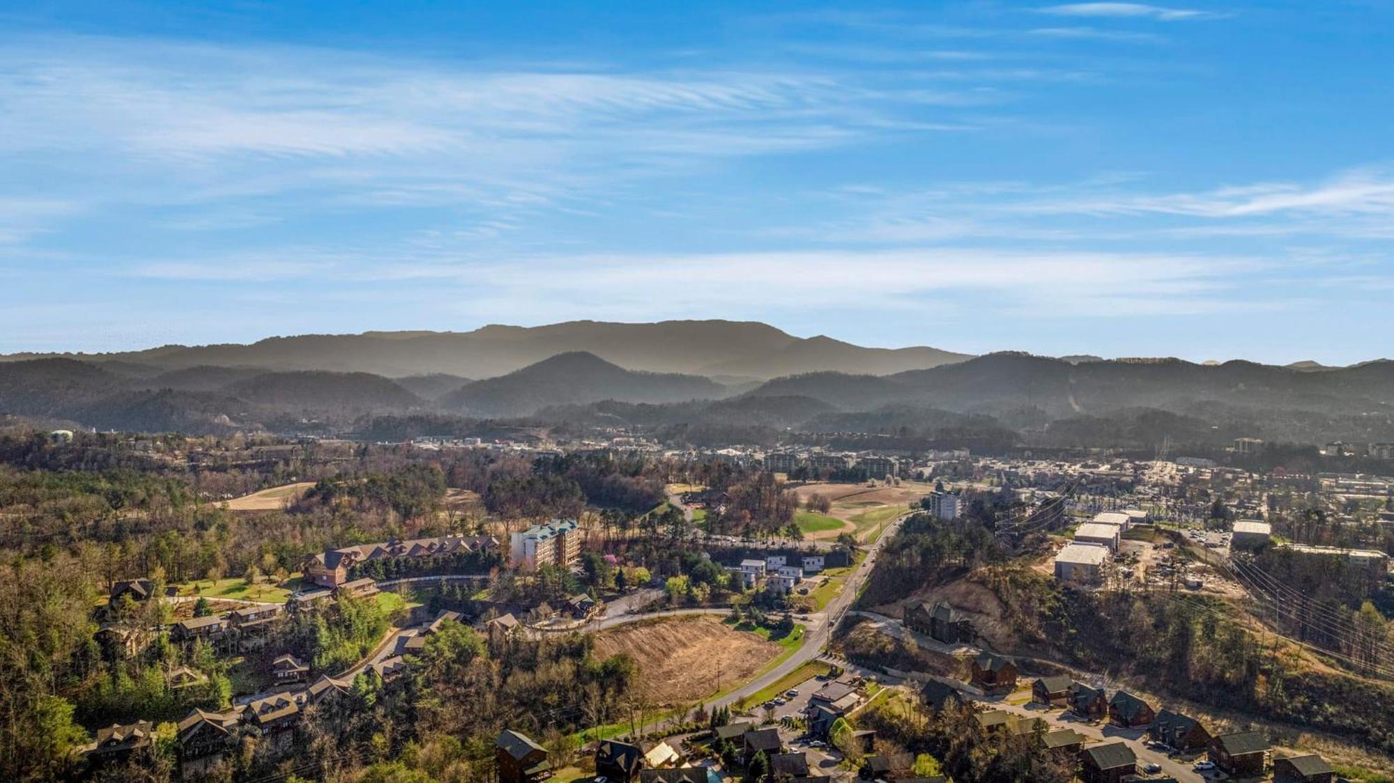 Pinecrest Townhomes-1king-2queen Unit Pigeon Forge